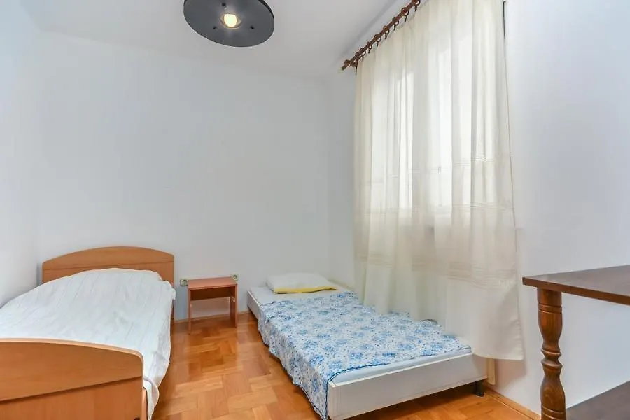 Apartment Nena Karigador
