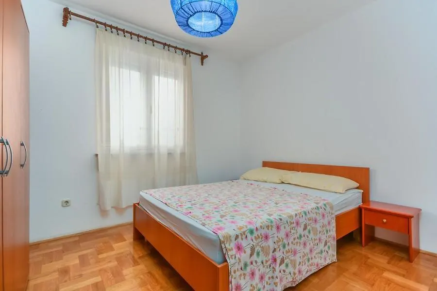 Apartment Nena Karigador 3*,