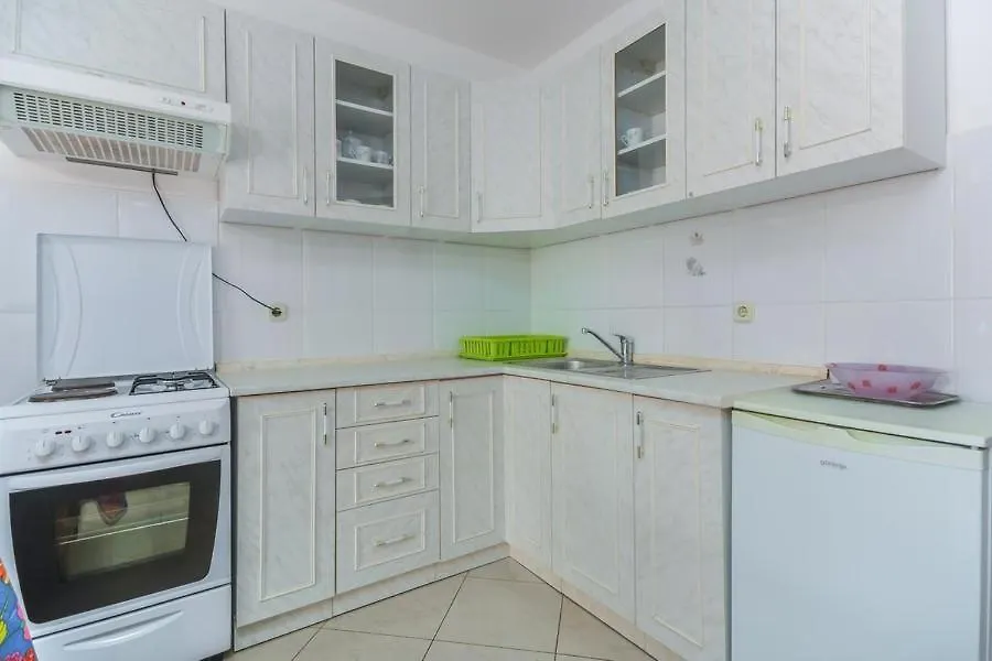 Apartment Nena Karigador Guest house