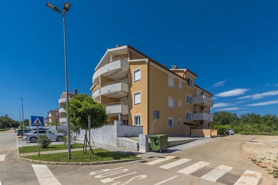 Apartment Nena Karigador Guest house