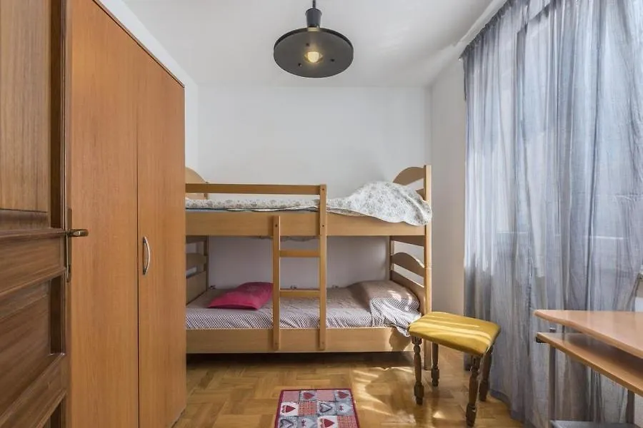 Apartment Nena Karigador 3*,