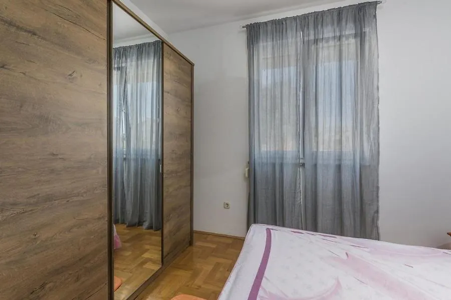 Apartment Nena Karigador Guest house