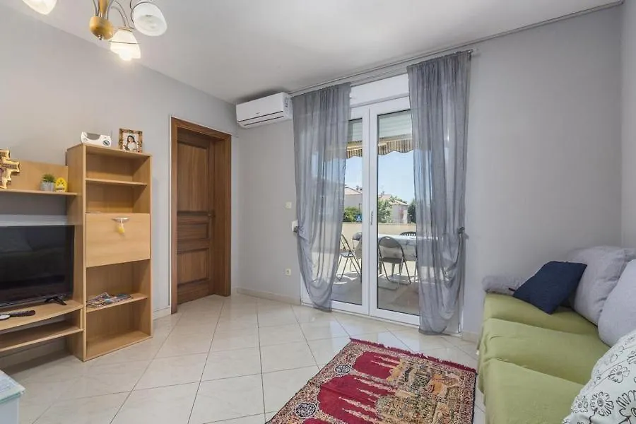 Apartment Nena Karigador 3*,